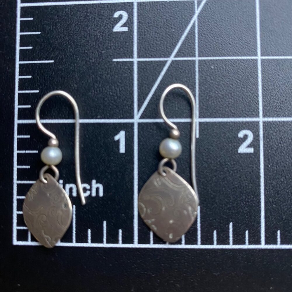 Tested Sterling Silver Earrings Freshwater Pearl Engraved Floral Boho Vtg Dangle - Picture 4 of 10